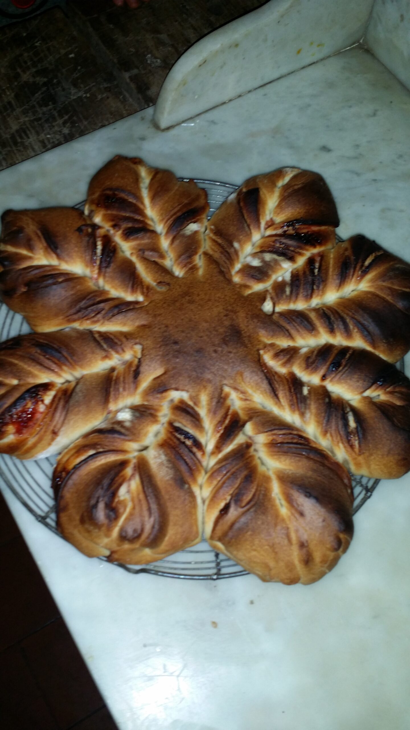 Belle brioche étoile au levain à la confiture de mûres, cuisinée par MOI