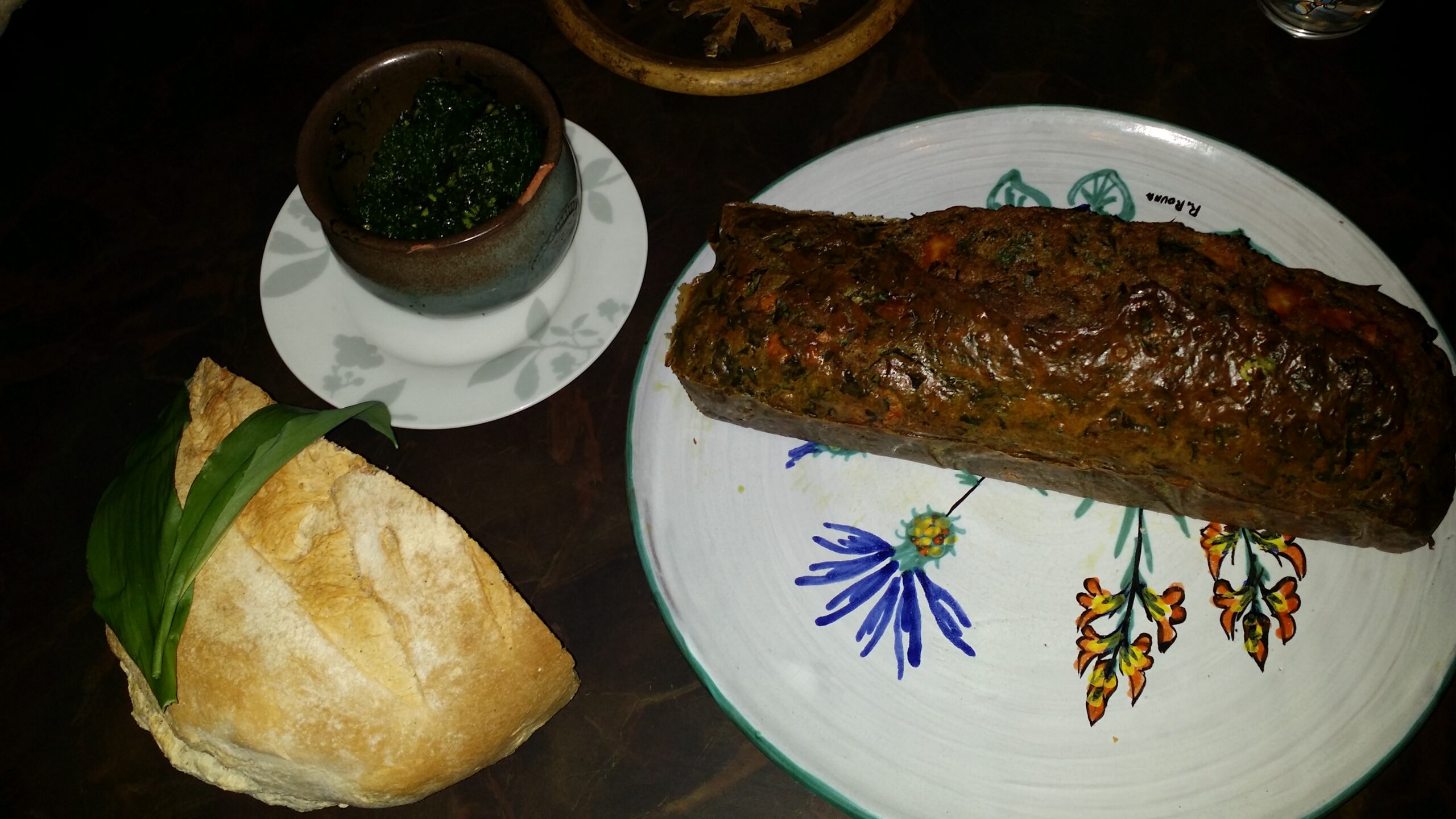 miche de pain au levain, cake sur plateau et pesto à l'ail des ours dans un bol
