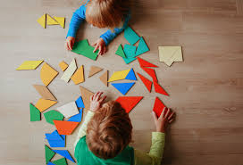 Deux enfants en plein apprentissage grâce au jeu du tangram